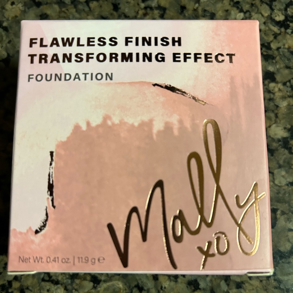 Mally Flawless Finish Transforming Effect Foundation - Picture 2 of 4